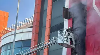 Çekmeköy'de Mobilya Mağazasında Yangın