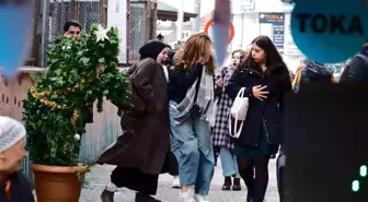 Bursa'da Yılbaşı Ağacı Kostümlü Şakacı Hem Korkuttu Hem Güldürdü