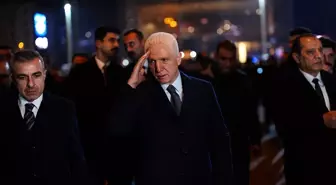 İstanbul Valisi Davut Gül, Taksim Meydanı'ndaki Yılbaşı Kutlamalarını Ziyaret Etti