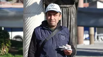 İzmir'de Yılbaşı Çekilişinde Büyük İkramiye Kazanan Bileti Satan Gezici Bayi Seviniyor