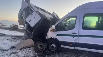 Kars'ta Minibüs Çarpıştı, Yaralılar Var