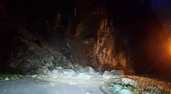 Trabzon'un Of İlçesinde Heyelan Yol Kapattı