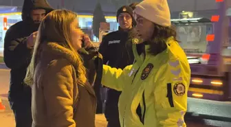 Polisi görünce aracını ve yanındaki kadını bırakıp kaçtı