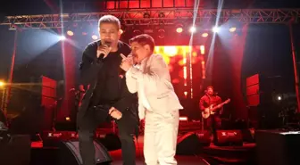 Minik Ahmet Kazar, Haluk Levent ile Yeni Yıl Konserinde Sahne Aldı