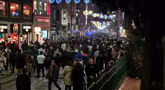Taksim Meydanı ve İstiklal Caddesi'nde Yılbaşı Yoğunluğu