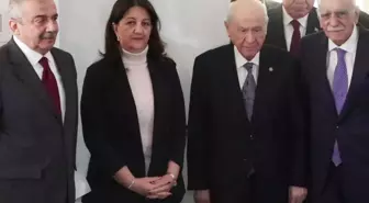 Ahmet Türk görüşmede MHP lideri Bahçeli'ye kehribar tespih hediye etti