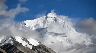 Everest'e Ziyaretçi Sayısı İki Katına Çıktı: Çin'in Vize Kolaylıkları Etkili Oldu