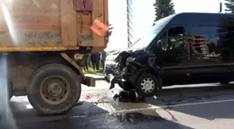 Antalya'da Trafik Kazası: 2 Yabancı Uyruklu Yaralı