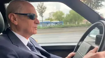 Bahçeli, Ferdi Tayfur şarkısı eşliğinde arabasıyla Ankara sokaklarını dolaştı