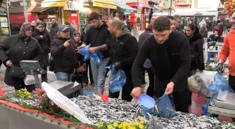 Hamsinin fiyatını gören kuyruğa girdi! Poşet poşet aldılar