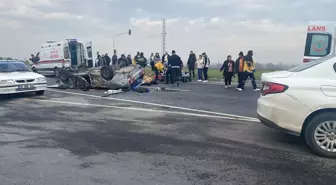 Manisa'da Otomobil Minibüse Çarpıp Devrildi: 3 Yaralı