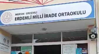 Mersin'de Öğrenciler Ferdi Tayfur'un Şarkısıyla Karşılandı