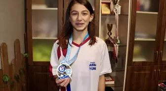 Ortopedik Engelli Zeynep Su Eyüboğlu, Türkiye Yüzme Finallerinde Bronze Madalya Kazandı