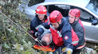 Akyazı'da Şarampole Uçan Otomobilin Sürücüsü Kurtarıldı