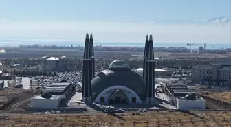 Van'da Tıbbiye Cami ve Külliyesi'nde İlk Cuma Namazı Kılındı