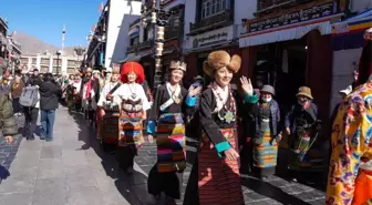 Tibetlerin Renkli Geleneksel Kostüm Geçit Töreni