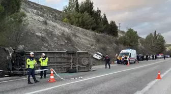 Kepsut'ta Minibüsle Çarpışan Otomobilde 2 Kişi Hayatını Kaybetti