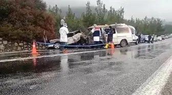 İzmir'de Trafik Kazasında Yangın: 1 Kişi Hayatını Kaybetti, 3 Yaralı