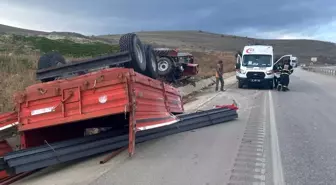 Suluova'da Traktör Şarampole Devirdi: Sürücü Yaralandı