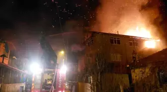 Sakarya'da 3 Katlı Bina Yangını: Mahalleli Sokağa Döküldü