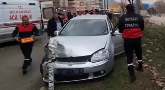 Boyabat'ta Park Halindeki Araca Çarpan Otomobil Kazası: 4 Yaralı