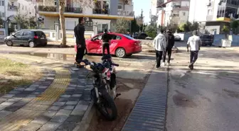 Antalya'da Ehliyetsiz Motosiklet Sürücüsü Kazada Yaralandı