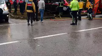 Samsun'da Aydınlatma Direğine Çarpan Otomobilde İki Yaralı