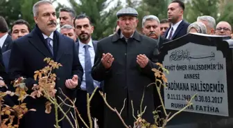 Bakan Fidan, şehit Astsubay Ömer Halisdemir'in kabrini ziyaret etti