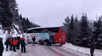 Bolu'da Buzlanma Nedeniyle Yolcu Otobüsü Kontrolden Çıktı