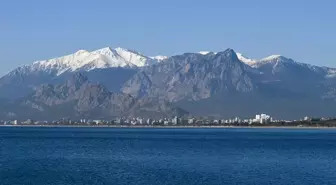 Antalya'da Güneşli Hava ile Sahillerde Yoğunluk