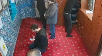 Beyoğlu'nda camide namaz kılıyor gibi yapıp ayakkabı çaldı