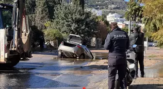 Bodrum'da Su Hattı Patladı, Sürücü Çukura Düştü