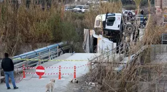 Antakya'da Hafriyat Kamyonu Köprü Çöktü, Sürücü Yaralandı