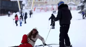 Uludağ'da Kayak Keyfi: Acemi Kayakçıların Kazaları Gülümsetti