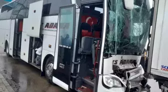 Niğde'de Yolcu Otobüsü Tıra Çarptı: 8 Yaralı