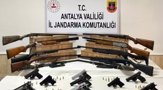 Antalya'da Jandarma Operasyonu: Ruhsatsız Silahlar Ele Geçirildi