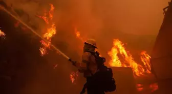 ABD'nin California eyaletinde korkutan yangın: 30 bin kişiye tahliye emri verildi