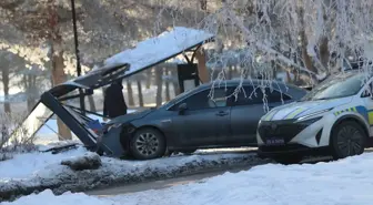 Erzurum'da Otomobil Durakla Buluştu, Yaralanan Yok