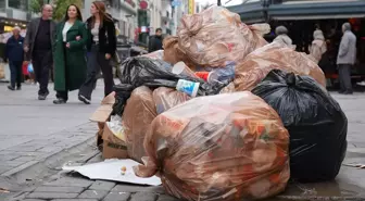 İzmir'de belediye çalışanlarının eylemi nedeniyle sokaklarda çöp yığınları oluştu