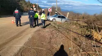 Bolu'da Kontrolden Çıkan Otomobil Elektrik Direğini Devrildi