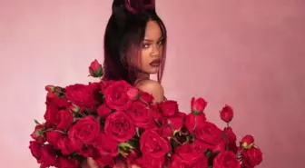 Rihanna, Sevgililer Günü'ne özel iç çamaşırlarıyla poz verdi!