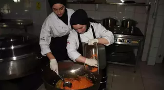 Hendek'teki Meslek Lisesi Öğrencileri 2.700 Öğrenciye Yemek Hazırlıyor