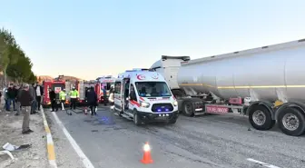 Adıyaman'da Akaryakıt Tankeriyle Otomobil Çarpıştı: 3 Ölü, 4 Yaralı