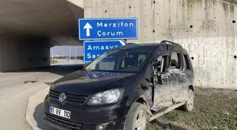 Amasya'da Servis Otobüsü ile Hafif Ticari Araç Çarpıştı: 3 Yaralı