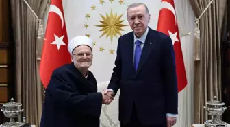 Cumhurbaşkanıı Recep Tayyip Erdoğan, Mescid-i Aksa İmam Hatibi Şeyh İkrime Sabri'yi, Cumhurbaşkanlığı Külliyesi'nde kabul etti.