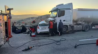 Adıyaman'da Yakıt Tankeri ile Otomobil Çarpıştı: 3 Ölü, 4 Yaralı