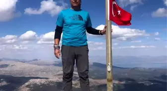 Yıpranan Türk bayrağını değiştirmek isterken kaybolan dağcının cesedine ulaşıldı