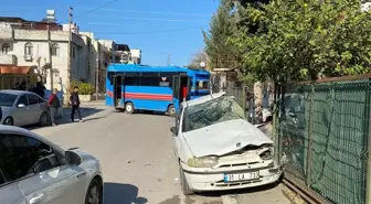 Adana'da Otomobil ile Özel Halk Otobüsü Çarpıştı: 6 Yaralı