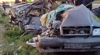 Ayvalık'ta Tırla Çarpışan Otomobilin Sürücüsü Hayatını Kaybetti