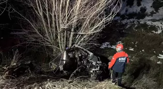 Tunceli'de Şarampole Devrilen Otomobilde Sıkışan Genç Kurtarıldı